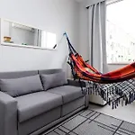 Omar do Rio - SL 1004 Qto&Sala Silencioso, Internet 120mbps e Smart TV a 5 minutos a pé das praias de Copacabana, Ipanema e Arpoador e 100 metros do Metro